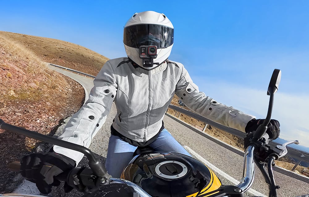 Kamera sportowa Insta360 Ace Pro 2 czarna grafika przedstawia motocyklistę z kamerą zamontowaną na kasku